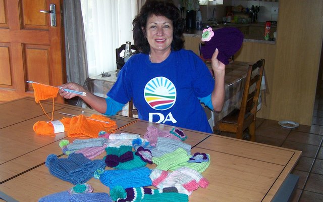 Gansbaai Vlytige vingers aan die brei 2